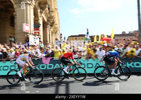 Bologna, Italien. 30. Juni 2024. Die abtrünnige Gruppe, die während der zweiten Etappe des Tour de France-Radrennens 2024 von Cesenatico, Italien, nach Bologna, Italien (198,7km) am Sonntag, 30. Juni 2024, gezeigt wurde. Die 111. Ausgabe der Tour de France beginnt am Samstag, den 29. Juni und endet am 21. Juli in Nizza. BELGA FOTO DAVID PINTENS Credit: Belga News Agency/Alamy Live News Stockfoto