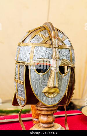 Ein Nachbau des angelsächsischen Helms aus dem frühen Mittelalter, der während einer Veranstaltung im Sandwich Medieval Center ausgestellt wird. Stockfoto