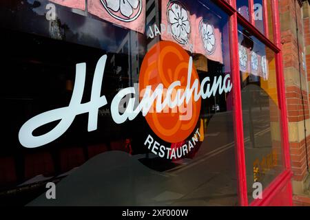 Newcastle UK: 8. Juni 2024: Hanahana Restaurant an einem sonnigen blauen Himmel Tag. Japanisches Restaurant im Stadtzentrum von Newcastle Stockfoto