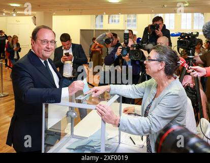 Tulle, Frankreich. 30. Juni 2024. Der ehemalige französische Präsident Francois Hollande (L) gibt am 30. Juni 2024 in einem Wahlhaus in Tulle seine Stimme ab. Die erste Runde der französischen Parlamentswahlen beginnt am Sonntag in der französischen Metropolregion, in der die Wähler aus über 4.000 Kandidaten 577 Mitglieder für die Nationalversammlung wählen können. Quelle: Laetitia Notarianni/Xinhua/Alamy Live News Stockfoto