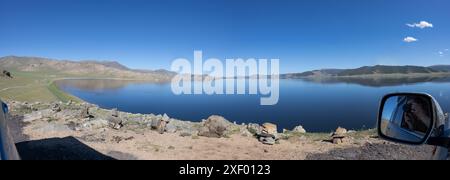 Schauen Sie in den Rückspiegel, um die Landschaft des Lake Tsagaan wieder einzufangen Stockfoto