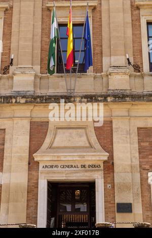 Blick auf den Eingang zum Archivo General de Indias in Sevilla, Spanien. Stockfoto