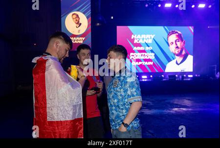 England-Fans beim Diecast in Manchester während einer Vorführung der UEFA Euro 2024 im Achtelfinale zwischen England und der Slowakei. Bilddatum: Sonntag, 30. Juni 2024. Stockfoto