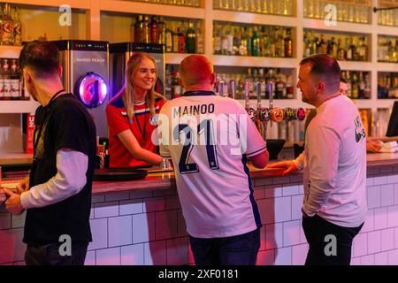 England-Fans beim Diecast in Manchester während einer Vorführung der UEFA Euro 2024 im Achtelfinale zwischen England und der Slowakei. Bilddatum: Sonntag, 30. Juni 2024. Stockfoto