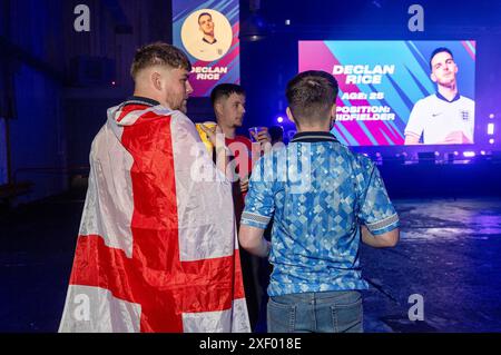 England-Fans beim Diecast in Manchester während einer Vorführung der UEFA Euro 2024 im Achtelfinale zwischen England und der Slowakei. Bilddatum: Sonntag, 30. Juni 2024. Stockfoto