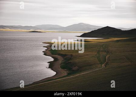 Atemberaubender Blick auf den Tsagaan-See im Terkhiin Tsagaan Nuur-Nationalpark. Stockfoto