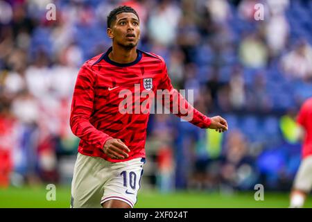 GELSENKIRCHEN, DEUTSCHLAND - JUNI 30: Jude Bellingham aus England blickt auf das Vorspiel der UEFA Euro 2024, Achtelfinale zwischen England und der Slowakei in Gelsenkirchen am 30. Juni 2024 in Gelsenkirchen, Deutschland. (Foto von Andre Weening/Orange Pictures) Credit: Orange Pics BV/Alamy Live News Stockfoto