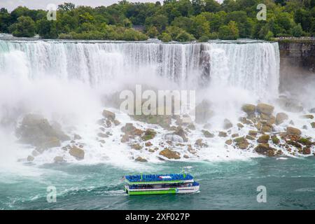 NIAGARA FALLS, KANADA - 27. JUL 2022: Eine große Gruppe von Menschen auf dem Maid of the Mist Boot in Niagara Falls. Stockfoto