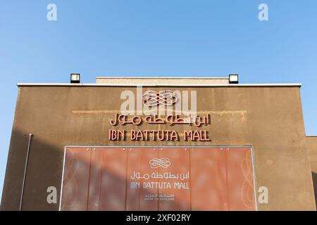 Das Schild des Einkaufszentrums Ibn Battuta in Dubai, VAE. Stockfoto