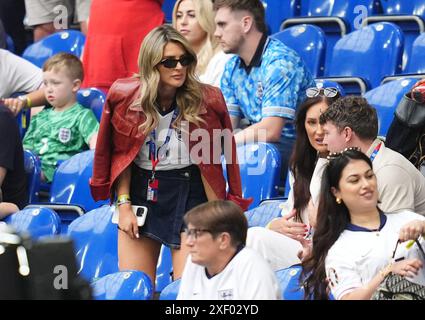 Aine May Kennedy, Partnerin des Englands Conor Gallagher, in der Tribüne vor der UEFA Euro 2024, Achtelfinale in der Arena AufSchalke in Gelsenkirchen. Bilddatum: Sonntag, 30. Juni 2024. Stockfoto