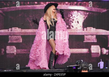 Shania Twain tritt auf der Pyramid Stage auf, beim Glastonbury Festival auf der Worthy Farm in Somerset. Bilddatum: Sonntag, 30. Juni 2024. Stockfoto