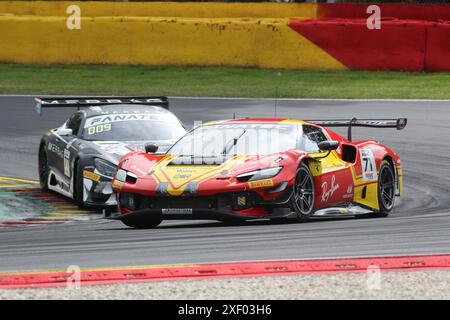 Thomas NEUBAUER (FRA) / Vincent ABRIL (MCO) /David VIDALES (ESP), #71, Ferrari 296 GT3, Team: AF Corse - Francorchamps Motors (ITA), vor Arjun MAINI (IND) / Jusuf OWEGA (DEU) / Michele BERETTA (ITA) / TBA (), #77, Mercedes-AMG GT3 EVO, Team: Haupt Racing Team (DEU), Motorsport, CrowdStrike 24H von Spa, Belgien, Spa-Francorchamps, 29.06.2024 Foto: Eibner-Pressefoto/Jürgen Augst Stockfoto