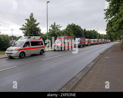 Schützenausmarsch 2024 Hannover das Deutsche Rote Kreuz sichert seit Jahrzehnten mit Rettungswagen und ehrenamtlichen Sanitätspersonal die Ausmarschstrecke des Schützenfestes in Hannover ab. *** Schützenausmarsch 2024 Hannover seit Jahrzehnten sichert das Deutsche Rote Kreuz den Marschweg des Schützenfestes in Hannover mit Krankenwagen und freiwilligem medizinischem Personal ab Copyright: XBerndxGüntherx Stockfoto