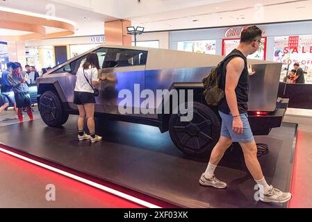 Bangkok, Thailand. 30. Juni 2024. Besucher besichtigen während der Veranstaltung im Einkaufszentrum Central World einen Tesla Cybertruck. Tesla startete eine Kampagne „Cybertruck Tour“ in Thailand, um sein Tesla Cybertruck Auto in Thailand zu bewerben. Tesla plante, diese Kampagne in Thailand durchzuführen, einschließlich Bangkok, Khon Kaen und Chiang Mai. Quelle: SOPA Images Limited/Alamy Live News Stockfoto