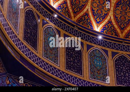 Die wunderschöne Inneneinrichtung des Ibn Battuta Einkaufszentrums in Dubai City, VAE. Stockfoto