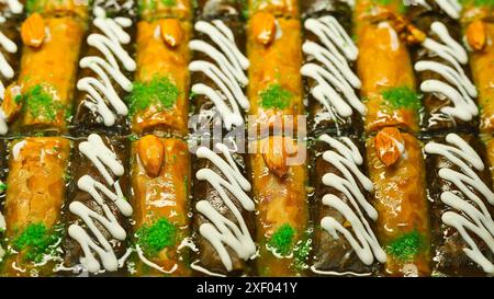 Wunderschöne Auswahl an traditionellen orientalischen Desserts. Das Set verschiedener östlicher Baklava-Süßigkeiten. Selektiver Fokus. Stockfoto