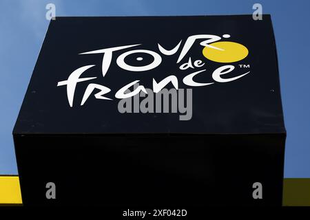 Bologna, Italien. 30. Juni 2024. Ein Logo auf der zweiten Etappe des Tour de France-Radrennens 2024 von Cesenatico, Italien nach Bologna, Italien (198 km) am Sonntag, 30. Juni 2024. Die 111. Ausgabe der Tour de France beginnt am Samstag, den 29. Juni und endet am 21. Juli in Nizza. BELGA FOTO DAVID PINTENS Credit: Belga News Agency/Alamy Live News Stockfoto