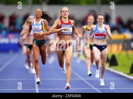 Georgia Bell (Mitte) gewinnt das 1500-m-Finale der Frauen am zweiten Tag der Olympischen Spiele und der Leichtathletik-Meisterschaft in der Manchester Regional Arena. Bilddatum: Sonntag, 30. Juni 2024. Stockfoto