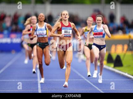 Georgia Bell (Mitte) gewinnt das 1500-m-Finale der Frauen am zweiten Tag der Olympischen Spiele und der Leichtathletik-Meisterschaft in der Manchester Regional Arena. Bilddatum: Sonntag, 30. Juni 2024. Stockfoto