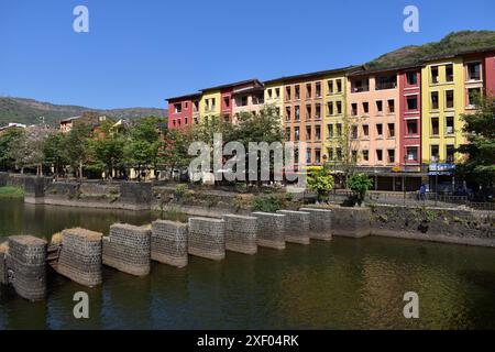 Ein Blick auf Lavasa Lake City Hotels vor dem wunderschönen lavasa See und bewundern die malerischen Hügel der westlichen Ghats Indien. Stockfoto