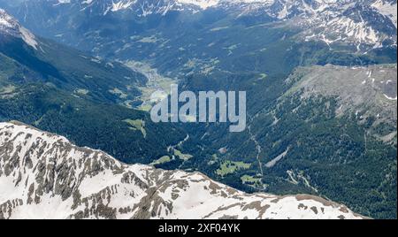 Luftlandcape, aus einem Segelflugzeug, mit Poschiavo Tal und Dorf, aus Nordosten in hellem Sommerlicht, Alpen, Graubünden, Schweiz Stockfoto