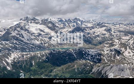 Luftlandcape aus einem Segelflugzeug mit Bianco-See und Bernina-Bergrücken im Hintergrund, von Osten im hellen Sommerlicht aufgenommen, Alpen, Graubünden, SWI Stockfoto