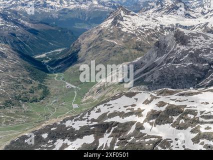 Luftlandcape aus einem Segelflugzeug mit den Seilbahnstationen Diavolezza und Lagalb in der Nähe der Bergstraße Bernina Pass, aufgenommen von Süden im hellen Sommer Stockfoto