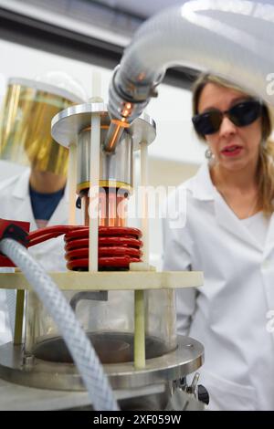 Vakuum-Levitation-Ausrüstung, unterstützt von einem Induktionsofen, besteht die Vakuum-Levitation-Anlage 100-1000 g aus einem Tiegel, einer Spule und einem Formwerkzeug Stockfoto