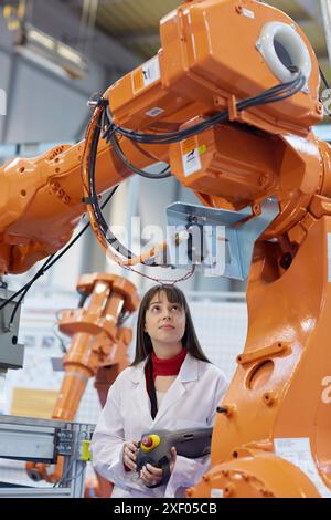 Kollaborative Robotik Robotic Cell für die Teilebearbeitung Intelligente Integration mit Peripheriegeräten und Zusammenarbeit zwischen Robots Industry, Tecnalia Stockfoto