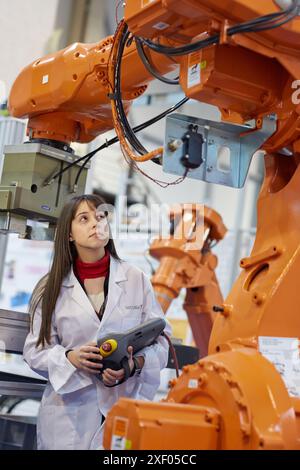 Kollaborative Robotik Robotic Cell für die Teilebearbeitung Intelligente Integration mit Peripheriegeräten und Zusammenarbeit zwischen Robots Industry, Tecnalia Stockfoto