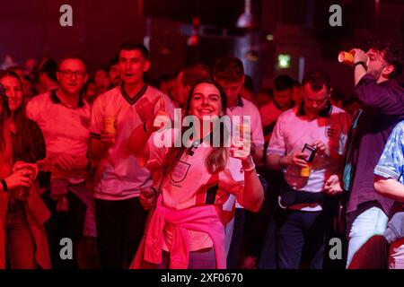 England-Fans beim Diecast in Manchester während einer Vorführung der UEFA Euro 2024 im Achtelfinale zwischen England und der Slowakei. Bilddatum: Sonntag, 30. Juni 2024. Stockfoto