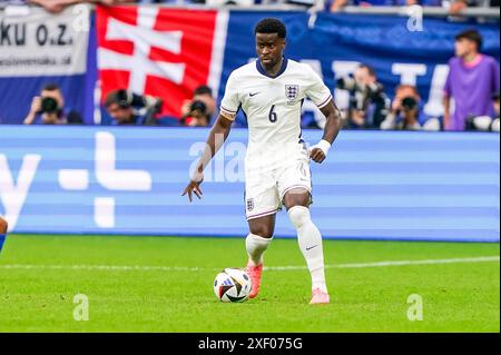 GELSENKIRCHEN, DEUTSCHLAND - JUNI 30: Marc Guéhi aus England spielt mit dem Ball vor der UEFA Euro 2024, dem Achtelfinale zwischen England und der Slowakei am 30. Juni 2024 in Gelsenkirchen. (Foto von Andre Weening/Orange Pictures) Credit: Orange Pics BV/Alamy Live News Stockfoto