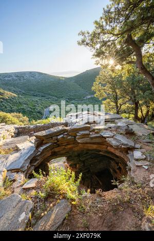 Das antike Drachenhaus (Drakospita) liegt in den üppigen grünen Hügeln der Styra, Evia Insel, Griechenland, unter der goldenen Abendsonne. Stockfoto