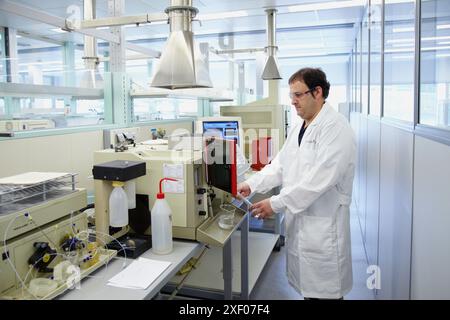 Atomabsorptionsspektralphotometer, Bestimmung von Metallen in Baustoffen Zement, Zuschlagstoffe, Wasser, Labor, Forschung auf Baumatten Stockfoto