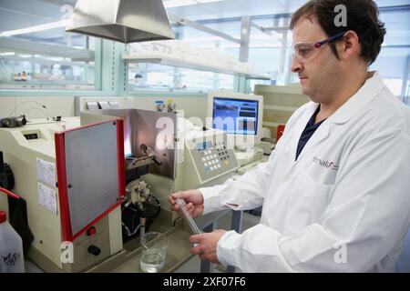 Atomabsorptionsspektralphotometer, Bestimmung von Metallen in Baustoffen Zement, Zuschlagstoffe, Wasser, Labor, Forschung auf Baumatten Stockfoto