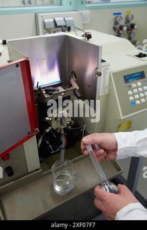 Atomabsorptionsspektralphotometer, Bestimmung von Metallen in Baustoffen Zement, Zuschlagstoffe, Wasser, Labor, Forschung auf Baumatten Stockfoto