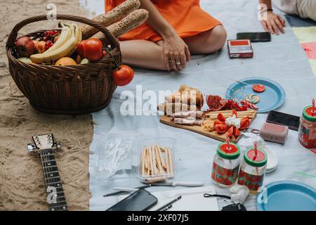 Picknick im Freien mit einer Auswahl an frischem Obst, Brot und Snacks in der Natur Stockfoto