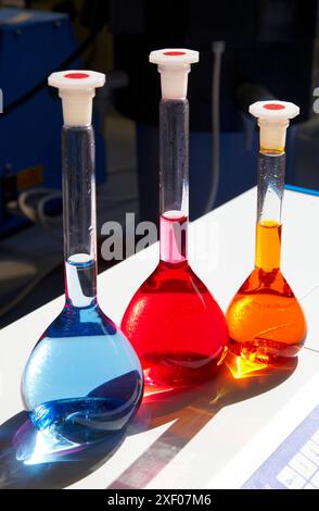 Lösungen in Flaschen, Qualitätskontrolle im Labor, Pharmazeutische Anlage, Forschungszentrum, Pharmazie, Bereich Gesundheit, Tecnalia Forschung & Innovation, Araba T Stockfoto