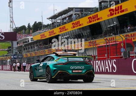Safety Car - Aston Martin Vantage während des Renntages des Formel 1 Qatar Airways Grand Prix 2024 von Österreich, RedBull Ring, Spielberg, Österreich. 30. Juni 2024. (Foto: Alessio de Marco/SIPA USA) Credit: SIPA USA/Alamy Live News Stockfoto