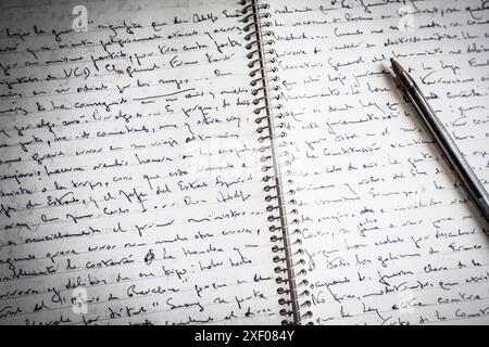 Poet's handgeschriebenes Notizbuch, Blai Bonet House, Lyrikzentrum, Santanyí, Mallorca, Balearen, Spanien. Stockfoto