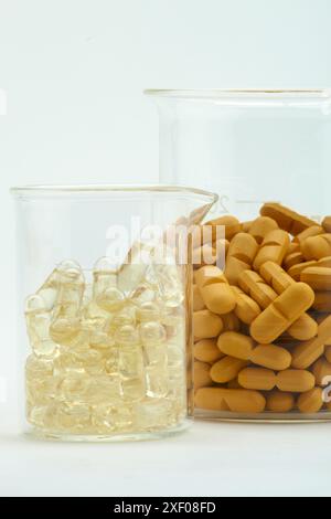 Proben von Kapseln und Tabletten, Generika, Pharmazeutische Anlage, Arzneimittelherstellung, Forschungszentrum, Apotheke, Bereich Gesundheit Stockfoto