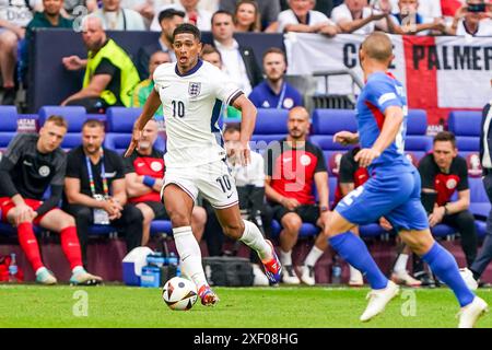 GELSENKIRCHEN, DEUTSCHLAND - JUNI 30: Jude Bellingham von England spielt mit dem Ball während der UEFA Euro 2024, Achtelfinale zwischen England und der Slowakei am 30. Juni 2024 in Gelsenkirchen. (Foto von Andre Weening/Orange Pictures) Credit: Orange Pics BV/Alamy Live News Stockfoto