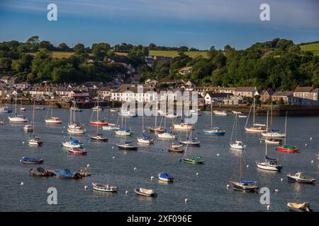 Malerischer Blick auf Falmouth Cornwall UK mit Booten und entfernten Häusern an einem sonnigen Tag mit klarem blauen Himmel Stockfoto