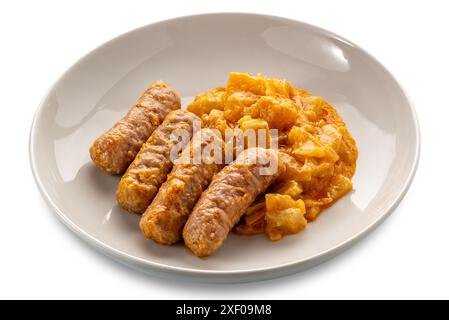 Gedünstete Wurst mit Kartoffeln, Fenchel und Tomaten in Schüssel isoliert auf weiß mit Schneideweg Stockfoto