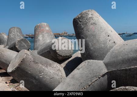 Alexandria, Ägypten. Juni 2024. Riesige Betonpfoller, die an der Mittelmeerfront angebracht sind, um den steigenden Meeresspiegel und die Gefahr einer Überschwemmung der zweitgrößten Stadt Ägyptens zu schützen. (Credit Image: © John Wreford/SOPA Images via ZUMA Press Wire) NUR REDAKTIONELLE VERWENDUNG! Nicht für kommerzielle ZWECKE! Stockfoto