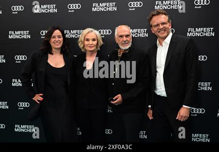 München, Deutschland. 30. Juni 2024. Die künstlerische Co-Direktorin des Filmfestivals Julia Weigl (l-r), die Schauspielerin Jessica lange, Michael Cristofer, Filmregisseur und Drehbuchautor, und Christoph Gröner, Festivaldirektor Filmfest München, kommen zum CineMerit Award im Deutschen Theater. Quelle: Felix Hörhager/dpa/Alamy Live News Stockfoto