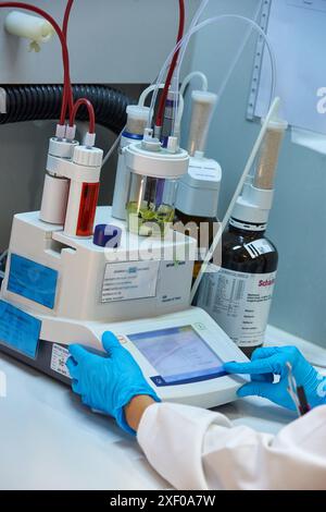 Volumetrischer Karl-Fischer-Titrator. Pharmazeutisches Entwicklungslabor. Vorformulierung, Design und Entwicklung von Arzneimitteln und neuen Arzneimitteln. Cer Stockfoto