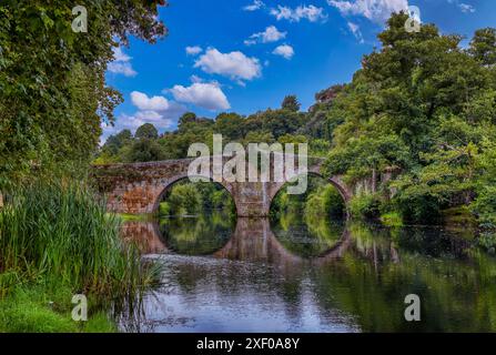 Romanische Brücke von Vilanova in Allariz, Orense. Spanien Stockfoto