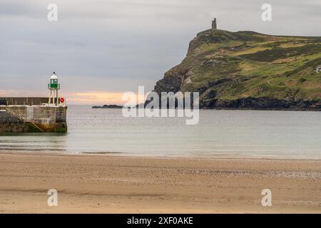 Blick auf die Klippen und den Milner's Tower vom Strand von Port Erin, Rushen, Isle of man Stockfoto