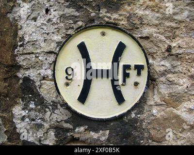 Altes Hydrantenschild in der Hauptstraße von Lacock Stockfoto